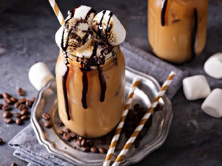 Млечен шейк с кафе и шоколадов сироп - снимка на рецептата